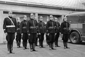 Pitäjänmäen palovartioaseman miehistö vuonna 1951. Kuva: HElsingin Kaupunginmuseo / finna.fi - CC-BY-4.0 -lisenssi