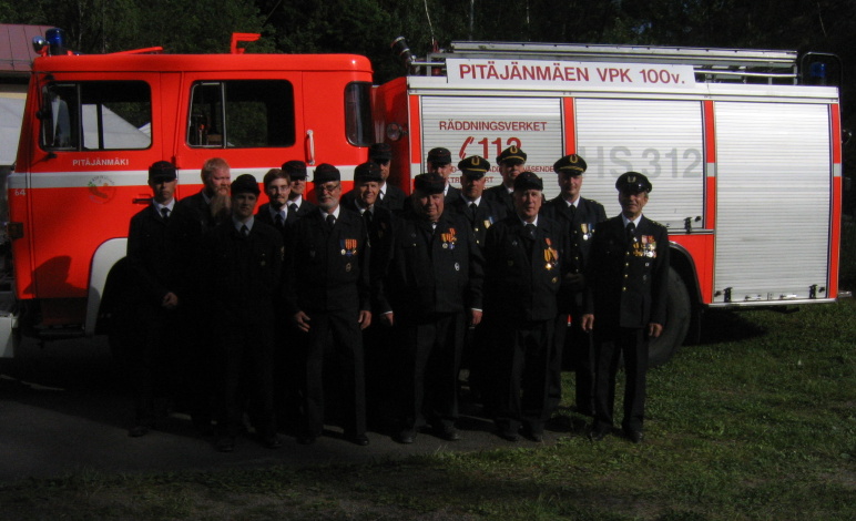 Palokunta 100-vuotisjuhlassa